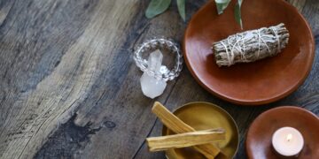 Estos 9 trucos te ayudarán a detectar “energía negativa” y eliminar malas vibras de tu hogar: el tercero es súper sencillo.