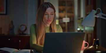 La generación Z, obligada a rechazar empleos por no poder hacer frente a los gastos de transporte.