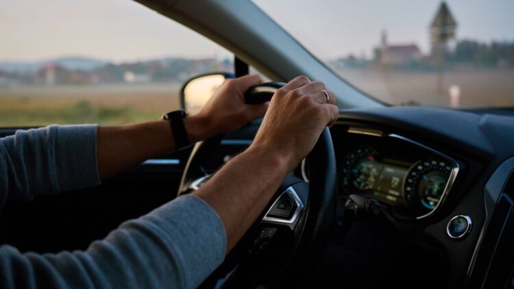 El simple gesto que puede salirte por 200 euros. La DGT no lo va a perdonar.