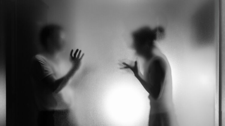 Estas son las 3 frases que usan las personas narcisistas cuando discuten según una psicóloga