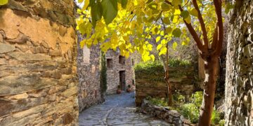 un pequeño pueblo incrustado en lo alto de un barranco.