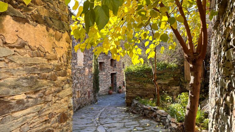 un pequeño pueblo incrustado en lo alto de un barranco.
