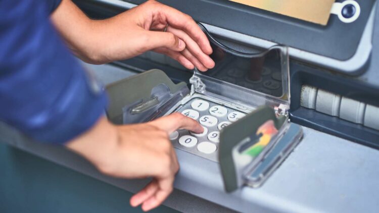 Adiós a los cajeros: este será el nuevo método para sacar dinero del banco