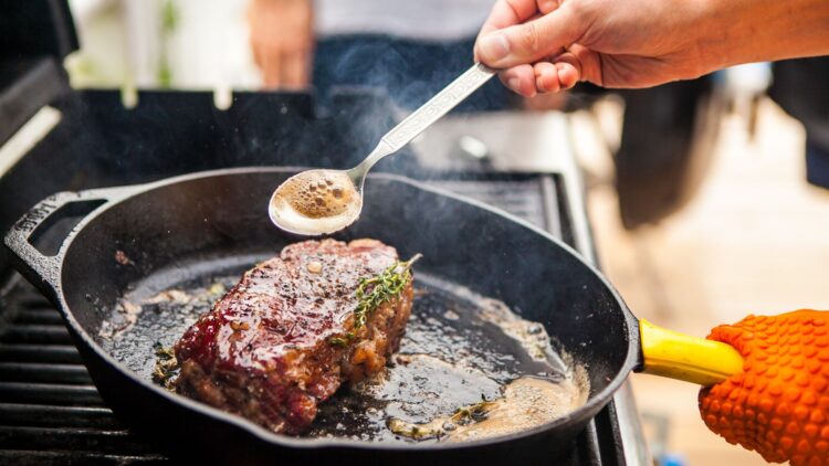 ¿La carne suelta agua al cocinarla? Prueba con este truco de un carnicero y no te volverá a pasar