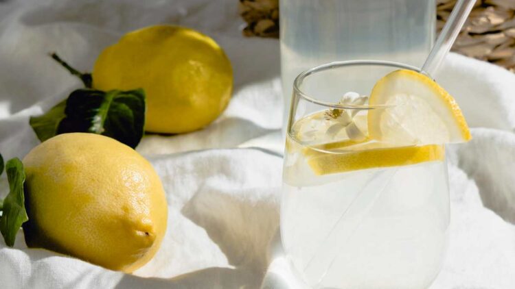 Los beneficios de beber agua con limón todos los días: este órgano te lo agradecerá