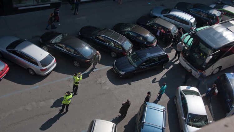 Parar el coche en doble fila... ¿durante cuánto tiempo?
