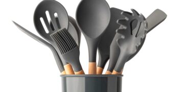 Utensilios de cocina de color negro.