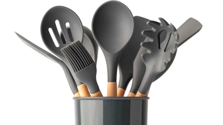 Utensilios de cocina de color negro.