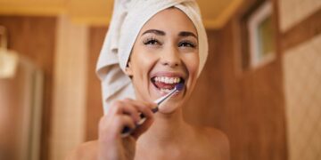 Ni tres ni cuatro: este es el número de veces que los expertos recomiendan cepillarse los dientes
