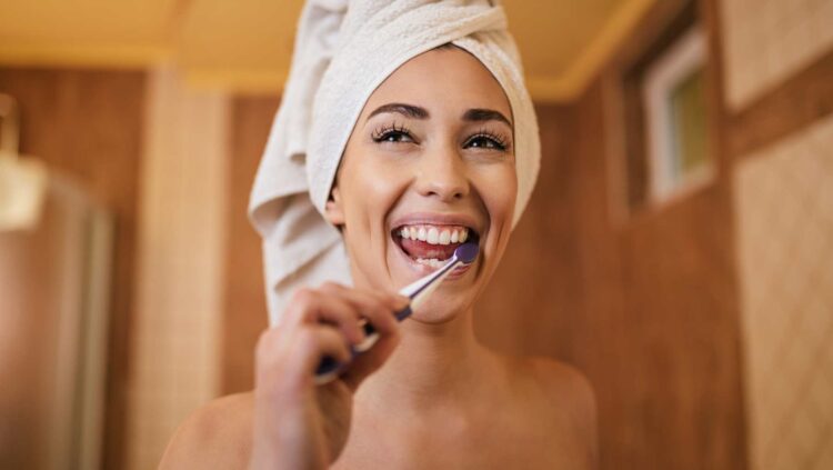 Ni tres ni cuatro: este es el número de veces que los expertos recomiendan cepillarse los dientes 1 Ni tres ni cuatro: este es el número de veces que los expertos recomiendan cepillarse los dientes