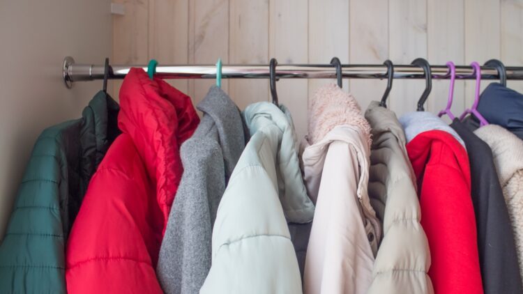 La técnica japonesa para conseguir más espacio en el armario de los abrigos