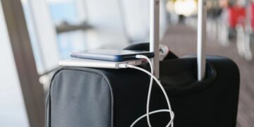 La razón por la que ya no podrás llevar baterías portátiles en tu equipaje de mano en los aviones