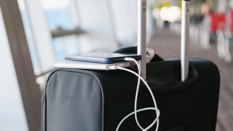 La razón por la que ya no podrás llevar baterías portátiles en tu equipaje de mano en los aviones