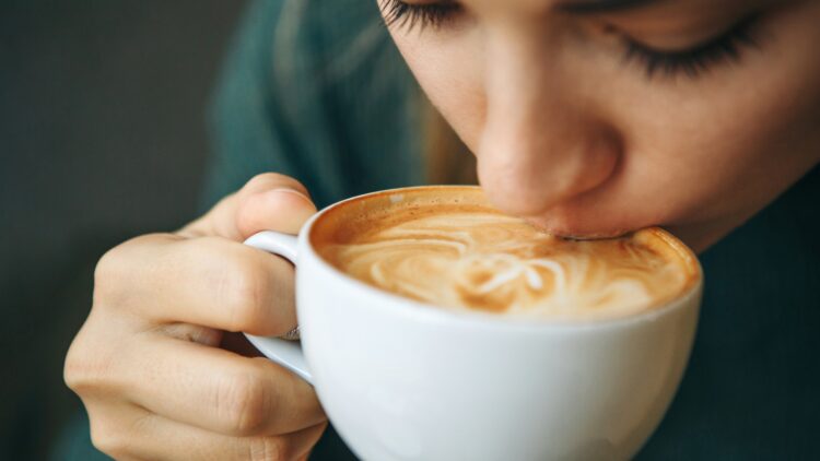 Deja de beber café por las mañanas a partir de esta edad.
