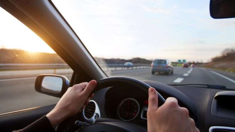 ¿Hay que calentar el motor del coche antes de conducir los días de frío? Esto dicen los expertos