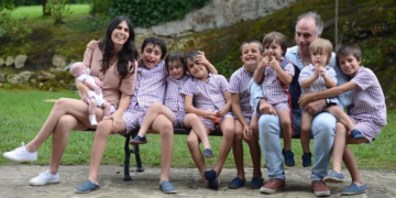Este matrimonio tiene 8 hijos y todos tienen nombres que empiezan por la misma letra.
