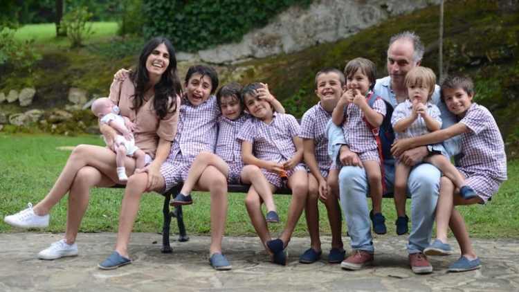 Este matrimonio tiene 8 hijos y todos tienen nombres que empiezan por la misma letra.