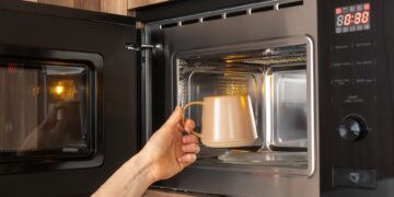 ¿Es seguro calentar agua o leche en el microondas?