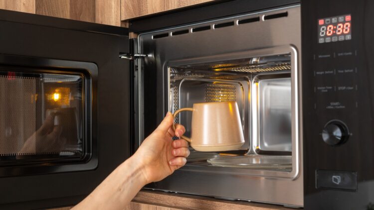 ¿Es seguro calentar agua o leche en el microondas?