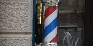 El significado del poste tricolor de las barberías: su origen y el motivo de sus colores