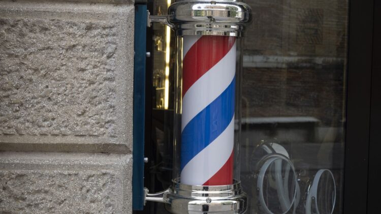 El significado del poste tricolor de las barberías: su origen y el motivo de sus colores