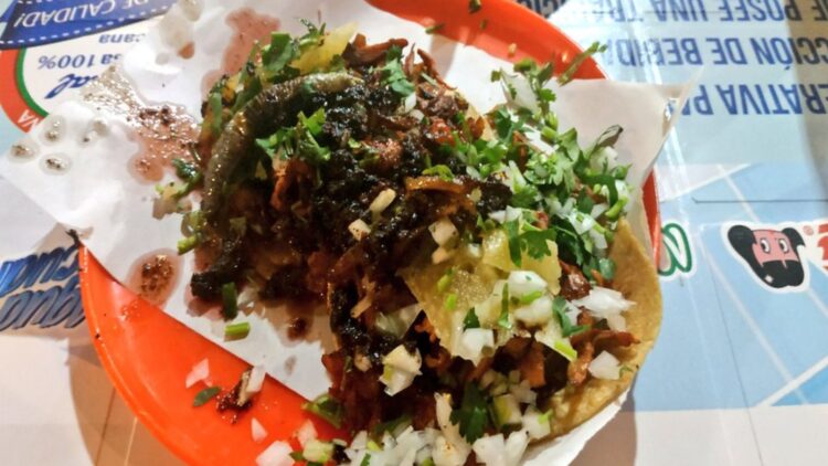 Comida mexicana: así son los conocidos como "tacos de muerte lenta": es el plato más raro de las taquerías.