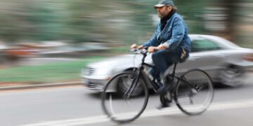 Adelantar a ciclistas en línea continua, esto es lo que dice la DGT y la ley