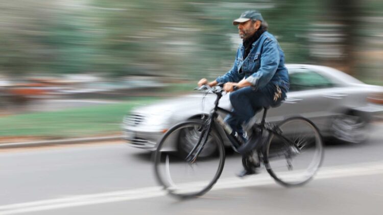 Adelantar a ciclistas en línea continua, esto es lo que dice la DGT y la ley 1 Adelantar a ciclistas en línea continua, esto es lo que dice la DGT y la ley