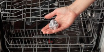 El motivo por el que cada vez más personas ponen en el lavavajillas una bola de papel de aluminio (y tiene sentido)