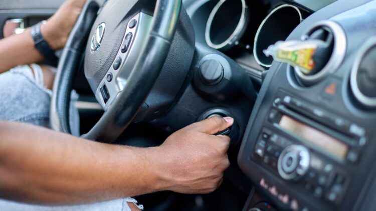 Los mecánicos alertan del peligro: estás rompiendo tu coche.