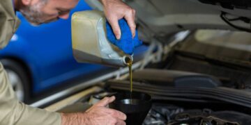 ¿Sabes cada cuánto tiempo hay que cambiar el aceite del coche? Estos son los factores determinantes