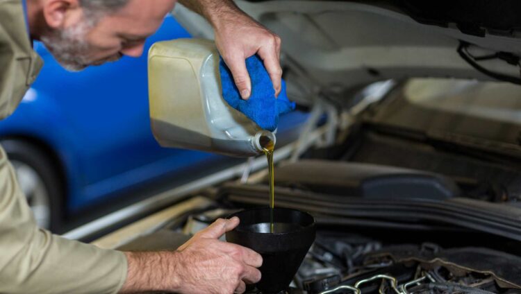 ¿Sabes cada cuánto tiempo hay que cambiar el aceite del coche? Estos son los factores determinantes