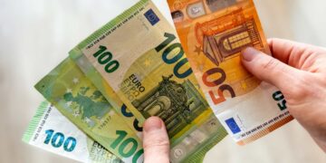 ¿Por qué este país está aconsejando guardar dinero en efectivo? Los motivos te sorprenderán