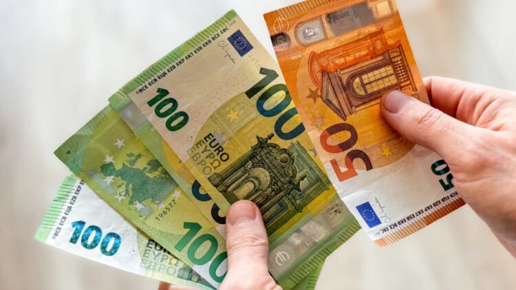 ¿Por qué este país está aconsejando guardar dinero en efectivo? Los motivos te sorprenderán