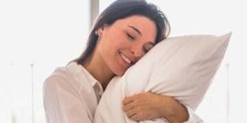 Mucho cuidado con las manchas amarillas de tu almohada: estos son los problemas de salud que pueden provocarte