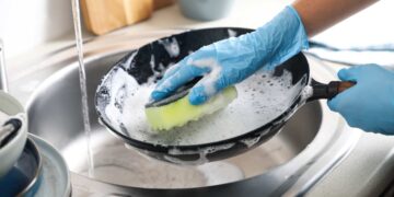 Así puedes quitar la grasa de tus sartenes rápidamente y sin esfuerzo