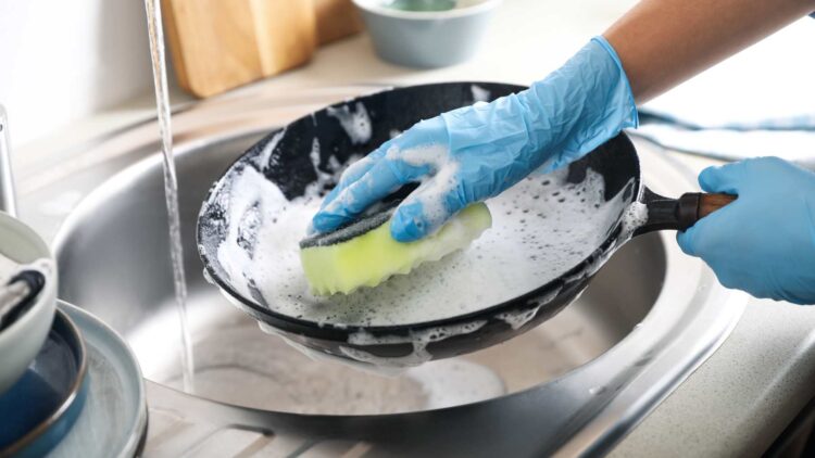 Así puedes quitar la grasa de tus sartenes rápidamente y sin esfuerzo