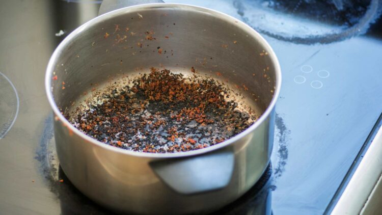 El truco definitivo para que tu olla quemada vuelva a lucir como nueva