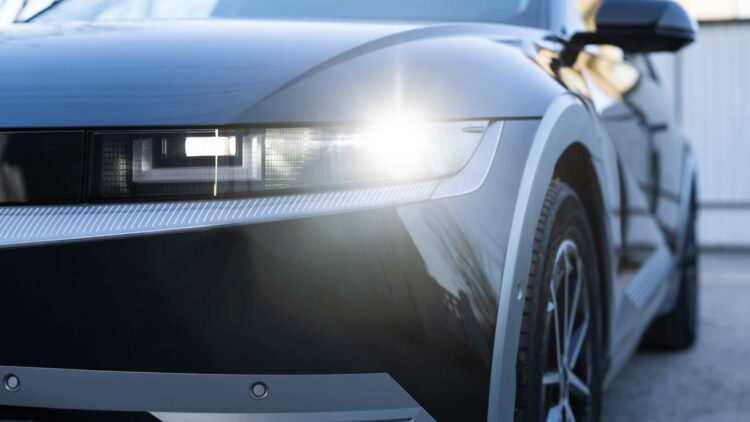 Adiós a usar los intermitentes de esta manera: nuevas multas anunciadas por la DGT