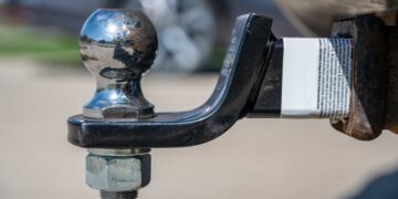 La DGT te multará con 400 euros si llevas una bola de remolque de este tipo