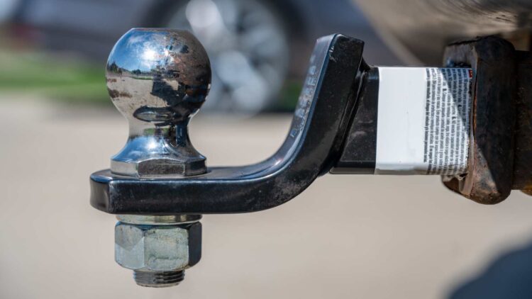 La DGT te multará con 400 euros si llevas una bola de remolque de este tipo