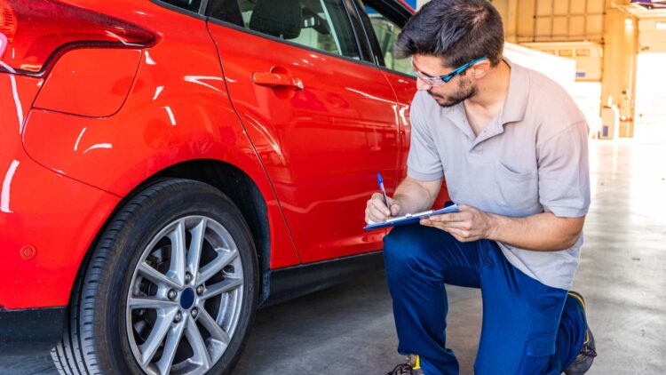 Adiós a suspender la ITV: solo necesitas pasta de dientes y problema solucionado