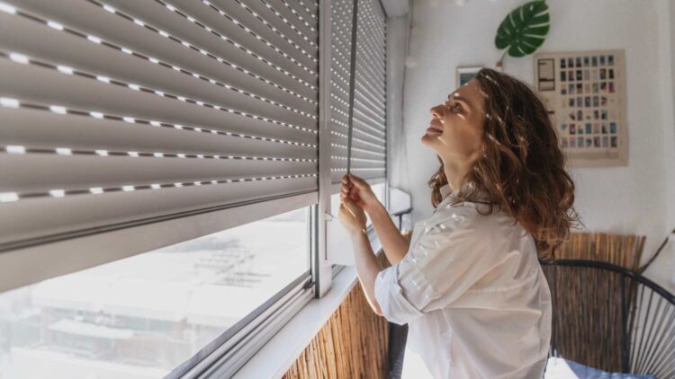 ¿Tienes la persiana atascada? Así puedes arreglarla sin gastar ni un euro