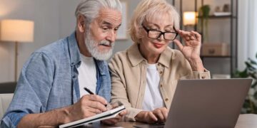 Trabajar o cobrar el subsidio para mayores de 52 años: si quieres una pensión de jubilación alta haz esto