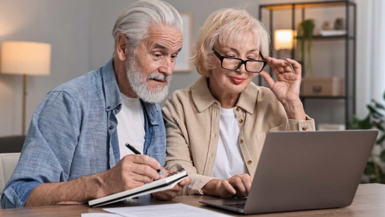 Trabajar o cobrar el subsidio para mayores de 52 años: si quieres una pensión de jubilación alta haz esto 1 Trabajar o cobrar el subsidio para mayores de 52 años: si quieres una pensión de jubilación alta haz esto