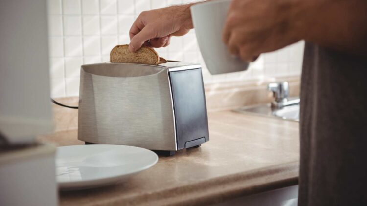 Si eres de los que tienen la tostadora en la encimera de la cocina, ten cuidado: los bomberos alertan del peligro 1 Si eres de los que tienen la tostadora en la encimera de la cocina, ten cuidado.