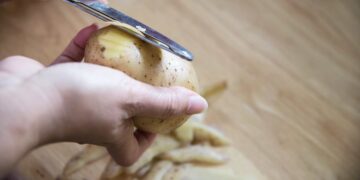 No tires la piel de las patatas: puedes aprovecharla de estas 5 formas y te encantarán