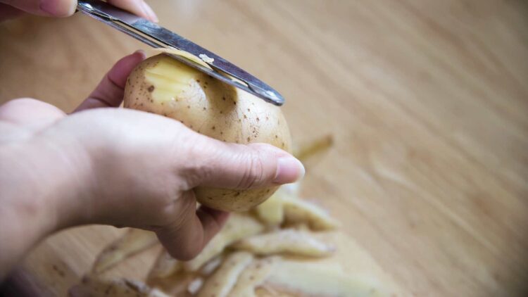 No tires la piel de las patatas: puedes aprovecharla de estas 5 formas y te encantarán