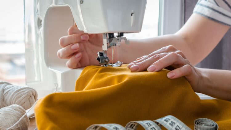 Adiós a coser: este método revolucionario te permite arreglar el bajo de tus pantalones sin tocar una aguja