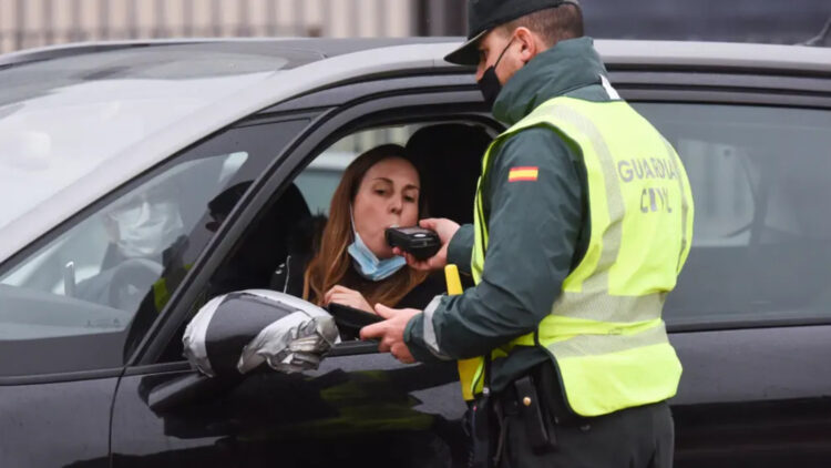 La Guardia Civil lo confirma: este producto da positivo en el test de alcoholemia y lo usamos todos.